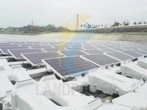 pływający montaż paneli słonecznych